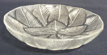 Lade das Bild in den Galerie-Viewer, DESSERTSCHALE - Hartglas, Flora Blatt Blätter Pflanzen Relief Motiv Dekor
