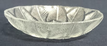 Lade das Bild in den Galerie-Viewer, DESSERTSCHALE - Hartglas, Flora Blatt Blätter Pflanzen Relief Motiv Dekor
