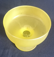 Lade das Bild in den Galerie-Viewer, 2er Set EISBECHER ~SCHALEN - Hartglas, Partyfarbende Moderne Einfärbiges Motiv Dekor (Gelb)
