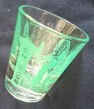 Lade das Bild in den Galerie-Viewer, SHOT KURZE SCHNAPS- GETRÄNKEGLAS - Hartglas, USA Chicago City Metropole Stadt Aufschrift Motiv Dekor
