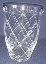 Lade das Bild in den Galerie-Viewer, 2er Set GETRÄNKEGLÄSER - Hartglas, Geschliffen Linien Streifen Karo Motiv Dekor
