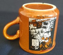 Lade das Bild in den Galerie-Viewer, GLÜHWEINTASSE - Keramik / Steingut, Karikatur Comic Bild Spruch Weihnachtsmarkt Meissen Motiv Dekor
