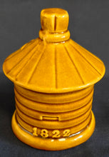 Lade das Bild in den Galerie-Viewer, HONIG SERVIERBEHÄLTER MIT DECKEL - Keramik / Steingut, Bienenstock Form Waben Biene Linien 1822 Aufdruck Relief Dekor
