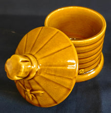 Lade das Bild in den Galerie-Viewer, HONIG SERVIERBEHÄLTER MIT DECKEL - Keramik / Steingut, Bienenstock Form Waben Biene Linien 1822 Aufdruck Relief Dekor

