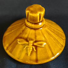 Lade das Bild in den Galerie-Viewer, HONIG SERVIERBEHÄLTER MIT DECKEL - Keramik / Steingut, Bienenstock Form Waben Biene Linien 1822 Aufdruck Relief Dekor
