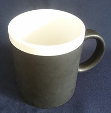 Lade das Bild in den Galerie-Viewer, KAFFEETASSE - Keramik / Steingut, Breiter Oberer Dekor Rand Motiv
