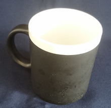 Lade das Bild in den Galerie-Viewer, KAFFEETASSE - Keramik / Steingut, Breiter Oberer Dekor Rand Motiv
