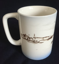 Lade das Bild in den Galerie-Viewer, KAFFEETASSE - Keramik / Steingut, Stadthafen Meer Segelschiffe Möwen Relief Motiv Dekor
