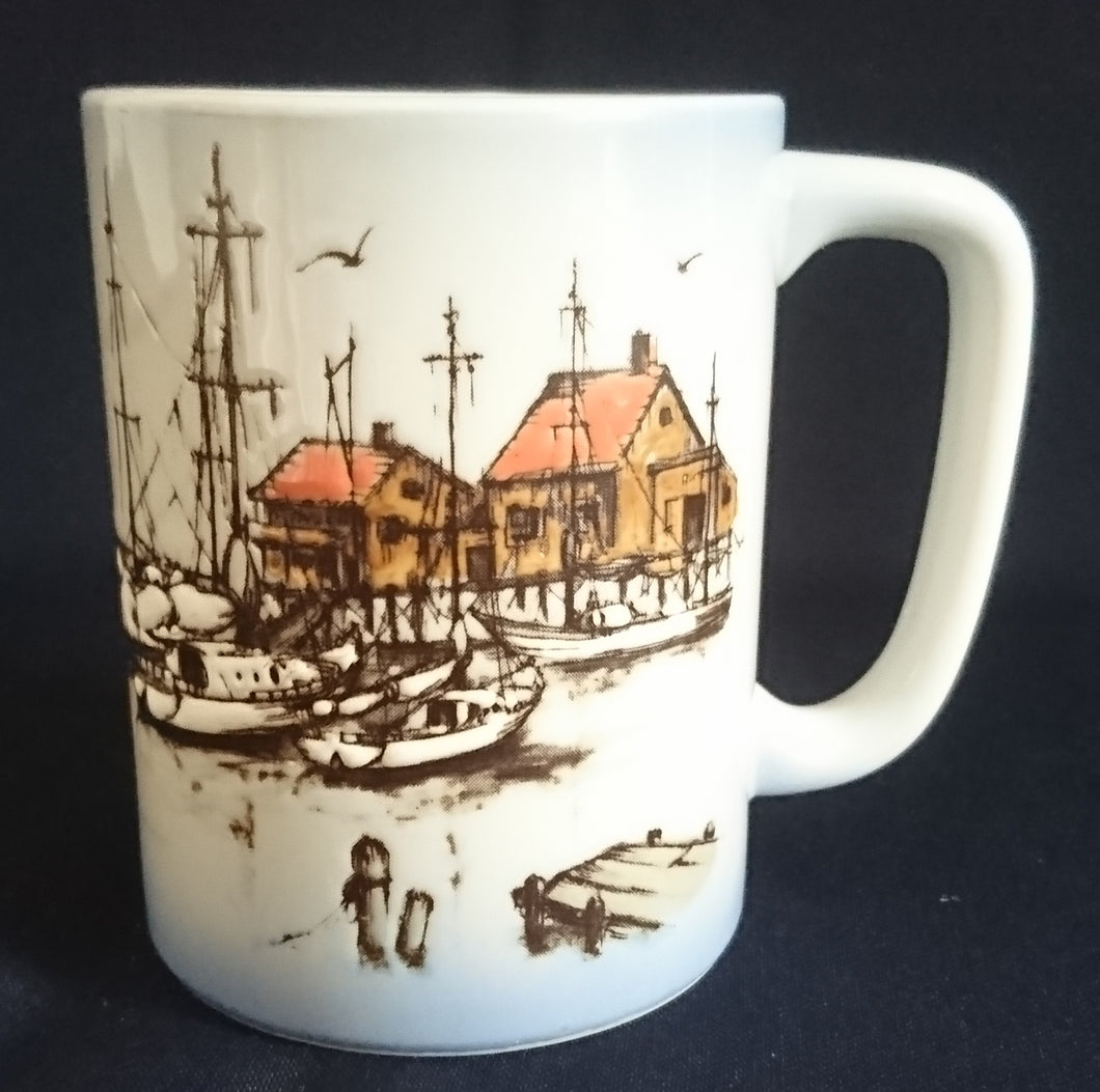 KAFFEETASSE - Keramik / Steingut, Stadthafen Meer Segelschiffe Möwen Relief Motiv Dekor