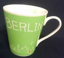 Lade das Bild in den Galerie-Viewer, KAFFEETASSE - Porzellan, Skyline Berlin Diana Apotheke Aufschrift Motiv Dekor (Grün)
