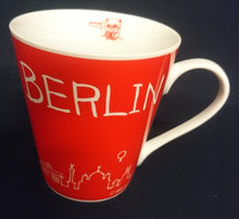 Lade das Bild in den Galerie-Viewer, KAFFEETASSE - Porzellan, Skyline Berlin Diana Apotheke Aufschrift Motiv Dekor (Rot)
