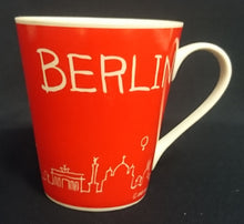 Lade das Bild in den Galerie-Viewer, KAFFEETASSE - Porzellan, Skyline Berlin Diana Apotheke Aufschrift Motiv Dekor (Rot)
