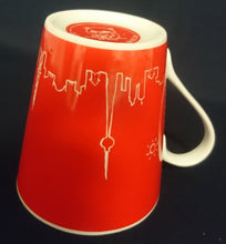 Lade das Bild in den Galerie-Viewer, KAFFEETASSE - Porzellan, Skyline Berlin Diana Apotheke Aufschrift Motiv Dekor (Rot)
