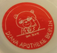 Lade das Bild in den Galerie-Viewer, KAFFEETASSE - Porzellan, Skyline Berlin Diana Apotheke Aufschrift Motiv Dekor (Rot)
