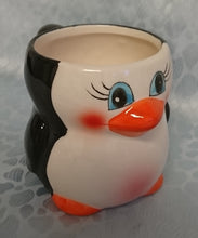 Lade das Bild in den Galerie-Viewer, KINDER GETRÄNKETASSE - Keramik / Steingut, Gesicht Pinguin Form Motiv Relief Dekor (BC)
