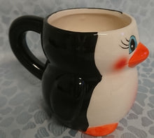 Lade das Bild in den Galerie-Viewer, KINDER GETRÄNKETASSE - Keramik / Steingut, Gesicht Pinguin Form Motiv Relief Dekor (BC)
