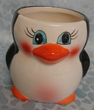 Lade das Bild in den Galerie-Viewer, KINDER GETRÄNKETASSE - Keramik / Steingut, Gesicht Pinguin Form Motiv Relief Dekor (BC)
