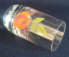 Lade das Bild in den Galerie-Viewer, SHOT~ SCHNAPS~ GETRÄNKEGLAS - Hartglas, Flora Rosen Blumenblüte Blatt Blätter Motiv Dekor
