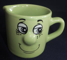 Lade das Bild in den Galerie-Viewer, KINDER~ MILCHKÄNNCHEN - Keramik / Steingut, Gesichtszüge Ausdruck Augen Nase Mund Motiv Dekor (BC)
