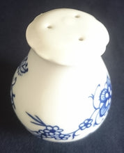 Lade das Bild in den Galerie-Viewer, PFEFFERSTREUER - Porzellan, Zwiebelmuster Art Motiv Dekor
