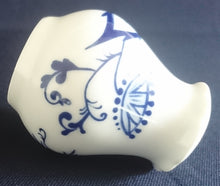 Lade das Bild in den Galerie-Viewer, PFEFFERSTREUER - Porzellan, Zwiebelmuster Art Motiv Dekor
