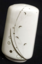 Lade das Bild in den Galerie-Viewer, 2er Set SALZ~ &amp; PFEFFERSTREUER - Porzellan, Flora Abstrakt Grashalme Blatt Blätter Motiv Dekor
