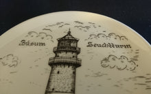 Lade das Bild in den Galerie-Viewer, SAMMELTELLERCHEN UNTERSETZER - Porzellan, Stadt Büsum Leuchtturm Gebäude Haus Häuser Inschrift Motiv Dekor (BC)
