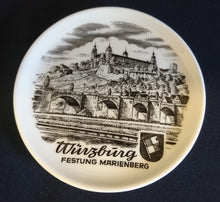 Lade das Bild in den Galerie-Viewer, SAMMELTELLERCHEN UNTERSETZER - Porzellan, Stadt Würzburg Wappen Festung Marienberg Schloß Burg Mauer Inschrift Motiv Dekor (BC)
