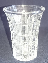 Lade das Bild in den Galerie-Viewer, 2er Set SHOT~ KURZE~ SCHNAPS~ GETRÄNKEGLAS - Kristallglas, Geometrisches Punkte Linien Streifen Kreuze Punkte Reliefschliff Motiv Dekor
