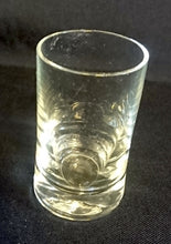 Lade das Bild in den Galerie-Viewer, 6er Set SHOT~ SCHNAPS~ GETRÄNKEGLÄSER - Hartglas, Dicker Breiter Boden Motiv Dekor
