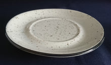Lade das Bild in den Galerie-Viewer, 2er SUPPENTASSEN GEDECK - Keramik / Steingut, Linien Dekor Rand Gesprenkeltes Motiv Dekor
