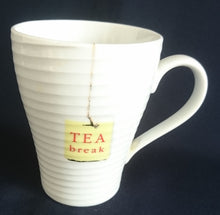 Lade das Bild in den Galerie-Viewer, KAFFEETASSE - Porzellan, Teebeutel TEA break Aufschrift Waagerechte Linien Striche Relief Motiv Dekor
