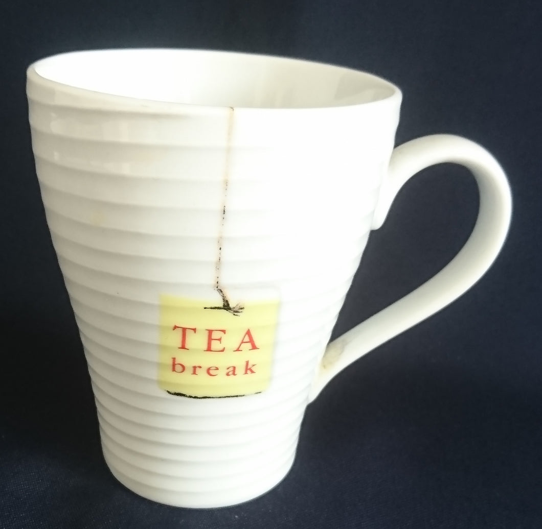 KAFFEETASSE - Porzellan, Teebeutel TEA break Aufschrift Waagerechte Linien Striche Relief Motiv Dekor