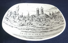 Lade das Bild in den Galerie-Viewer, SAMMEL TELLERSCHÄLCHEN - Porzellan,  Stadt München Kirche Dom Gebäude Haus Häuser Isar Inschrift Motiv Dekor (BC)
