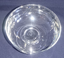 Lade das Bild in den Galerie-Viewer, EIS~ DESSERTSCHALE - Hartglas, Typische Gastronomische Form Dekor Motiv
