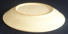 Lade das Bild in den Galerie-Viewer, 2er Set UNTERTASSEN - Keramik / Steingut, Brauner Dekorrand Motiv Dekor
