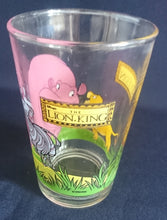 Lade das Bild in den Galerie-Viewer, GETRÄNKEGLAS - Hartglas, Disney The Lion King Aufschrift Löwe Flußpferd Zebra Motiv Dekor
