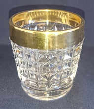 Lade das Bild in den Galerie-Viewer, 2er Set WHISKEY~ WHISKY~ GETRÄNKEGLÄSER - Hartglas, Breiter Goldrand Viereck Quadrat Karo Relief Motiv Dekor

