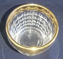 Lade das Bild in den Galerie-Viewer, 2er Set WHISKEY~ WHISKY~ GETRÄNKEGLÄSER - Hartglas, Breiter Goldrand Viereck Quadrat Karo Relief Motiv Dekor
