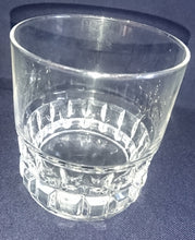 Lade das Bild in den Galerie-Viewer, WHISKEY~ WHISKY~ GETRÄNKEGLAS - Hartglas, Quadrat Vierecke Relief Motiv Dekor
