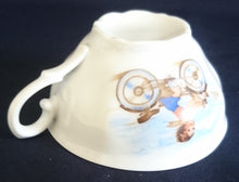 Lade das Bild in den Galerie-Viewer, KINDER~ SAMMELTASSE - Porzellan, Blauer Innenrand Kinder Fahrrad Motiv Dekor (nBC)
