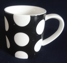 Lade das Bild in den Galerie-Viewer, KAFFEETASSE &quot;Polkadot&quot; - Porzellan, Punkte Kreise Flecken Motiv Dekor (BC)
