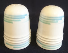 Lade das Bild in den Galerie-Viewer, SALZSTREUER &quot;Friesland&quot; - Porzellan, Abstraktes Geometrisches Linien Dekor
