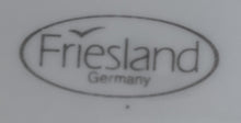 Lade das Bild in den Galerie-Viewer, KLEINE BEILAGENPLATTE &quot;Friesland&quot; - Porzellan, Abstraktes Geometrisches Linien Dekor
