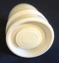 Lade das Bild in den Galerie-Viewer, SALZSTREUER &quot;Friesland&quot; - Porzellan, Abstraktes Geometrisches Linien Dekor
