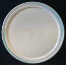 Lade das Bild in den Galerie-Viewer, TORTEN~ SERVIERPLATTENTELLER &quot;Friesland&quot; - Porzellan, Abstraktes Geometrisches Linien Dekor
