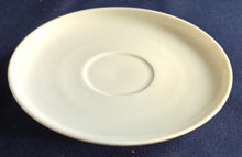 Lade das Bild in den Galerie-Viewer, 2er Set MOCCA~ UNTERTASSEN - Porzellan, Einfärbiges Gastronomisches Motiv Dekor
