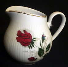 Lade das Bild in den Galerie-Viewer, 3er Set MILCHKÄNNCHEN &amp; ZUCKERDOSE MIT DECKEL - Porzellan, Goldrand Rosen Linien Striche Relief Motiv Dekor
