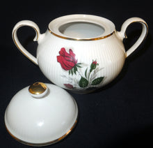 Lade das Bild in den Galerie-Viewer, 3er Set MILCHKÄNNCHEN &amp; ZUCKERDOSE MIT DECKEL - Porzellan, Goldrand Rosen Linien Striche Relief Motiv Dekor
