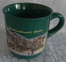 Lade das Bild in den Galerie-Viewer, 2er Set GLÜHWEINTASSEN - Keramik / Steingut, Weihnachtswald Goslar Aufschrift Dorfmarkt Motiv Dekor
